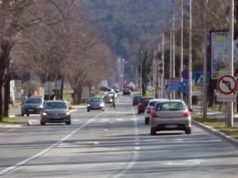 Саобраћај се на већини путних правацаодвија несметано по мјестимично мокрим коловозима