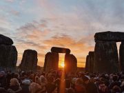 Маса људи чекала свитање код Стоунхенџа