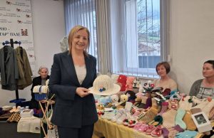 На Палама отворена традиционална изложба ручних радова (Видео)