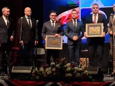 Повеља општине премијеру Саву Минићу, почасни грађанин Фоче Сташа Кошарац, 9.5. (Видео)