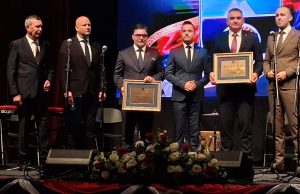 Повеља општине премијеру Саву Минићу, почасни грађанин Фоче Сташа Кошарац, 9.5. (Видео)