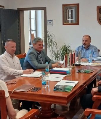 Вишеградском Удружењу породица „Четири и више“ уручена вриједна донација ауто-сједишта