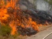 Хеликоптер Оружаних снага гаси пожар код Посушја