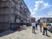 Начелник Башевић обишао радове на постављању фасаде на стамбеној згради
