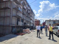 Начелник Башевић обишао радове на постављању фасаде на стамбеној згради