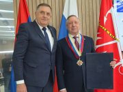 Додик уручио Орден заставе Српске са златним вијенцем гувернеру Беглову (ФОТО)