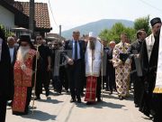Литија кренула од Храма ка гробљу, предводи је патријарх Порфирије