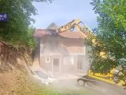Британска амбасада у Приштини изразила забринутост због рушења српских викендица у Чечеву