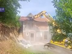 Британска амбасада у Приштини изразила забринутост због рушења српских викендица у Чечеву