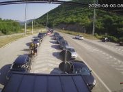 Опрезно у саобраћају због врућина, дуге колоне возила на излазу