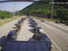 Опрезно у саобраћају због врућина, дуге колоне возила на излазу