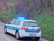 Једно лице погинуло, четири повријеђена у судару три аутомобила у мјесту Заклопача