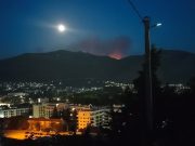 Требиње: Пожар се приближио изворишту и Водоводу, на терену бројно људство