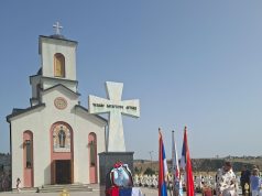 Служен помен и прислужене свијеће генералу Младићу на Новом Зејтинлику
