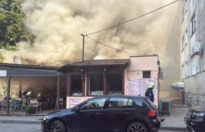 Пожар на улазу у Стари Град у Требињу, брзом реакцијом ватрогасаца, ватра угашена