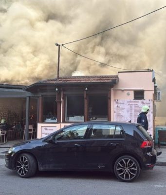 Пожар на улазу у Стари Град у Требињу, брзом реакцијом ватрогасаца, ватра угашена