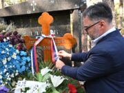 Кошарац положио вијенац, брош Наталијина Рамонда и значку са заставом Српске на гроб генерала Младића