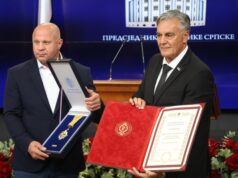Каран уручио руском ММА борцу Јемељаненку Орден части са златним зрацима