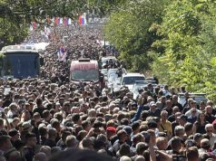 Погребна поворка са ковчегом генерала Ратка Младића кренула је из Цркве Светог Луке у Београду ка Топчидерском гробљу