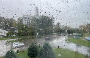 Коловози мокри и клизави, одрони учестали