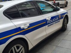 Приведено 18 навијача Ајакса, пронађено хладно оружје