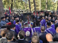 Помен поводом 40 дана од смрти Ратка Младића: На гробљу породица, пријатељи и саборци (ФОТО)