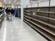 Празне полице у супермаркетима у Напуљу, а на пумпама нема горива