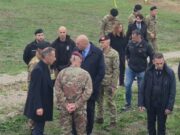 Министар одбране Италије Гвидо Крозето посјетио повријеђене у болницама у Брчком и Тузли, обишао мјесто пада хеликоптера