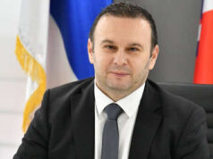Реакција градоначелникa Љубише Ћосића на постављене билборде са фотографијом Алије Изетбеговића