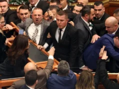 У албанском парламенту избили нереди, опозиција оптужује Владу за насиље